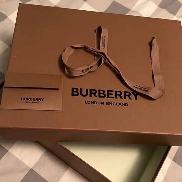 Burberry Gift box with ribbon - Picture 2 of 2